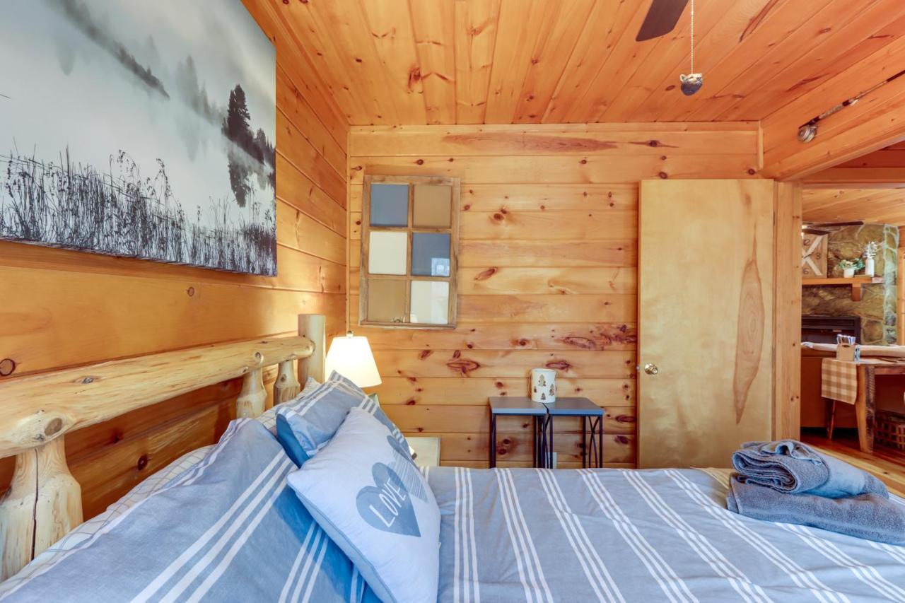 Blue Ridge Cozy Cabin In The Woods With Hot Tub! Екстер'єр фото